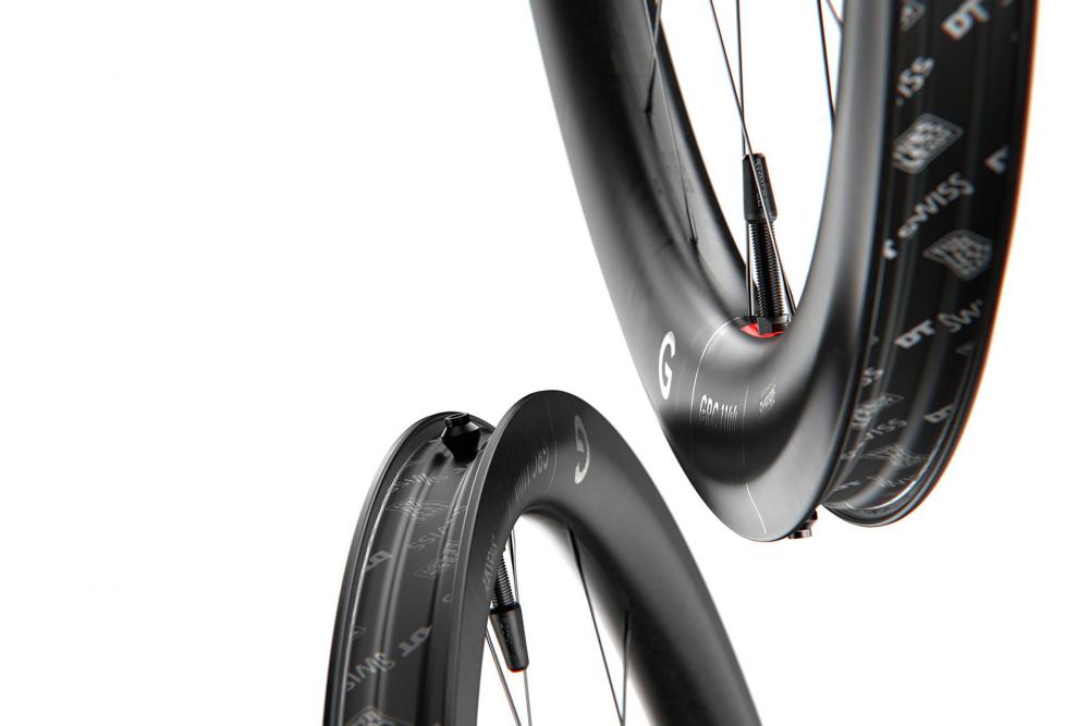 Schwarzes DT Swiss GRC 1100 DICUT High-End Gravel-Carbonrad. Nahaufnahme Felge und Speichen.