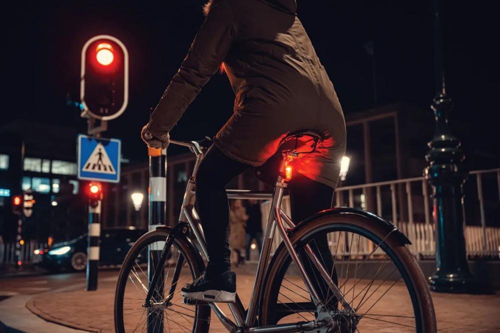 AXA LED-Akku-Beleuchtungsset AXA Dwn 30 - USB aufladbar mit Gummiband-Befestigung - Fahrradbeleuchtungsset