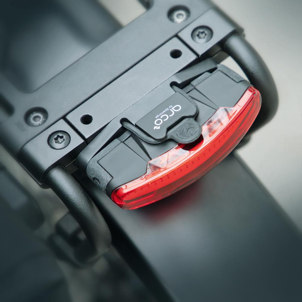 SKS INFINITY UNIVERSAL REARLIGHT: Flaches StVZO LED-Rücklicht, 30 Lumen, USB-C, für Gepäckträger/Sattelstütze.