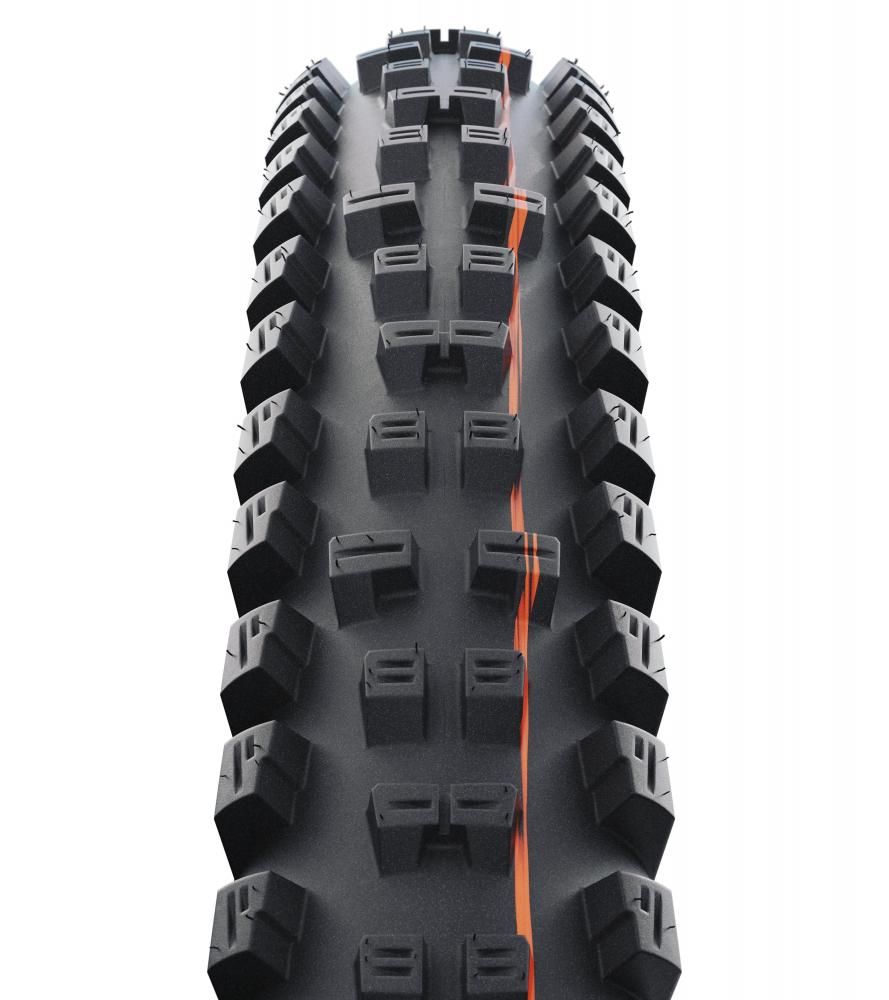 Schwalbe Tacky Chan 27.5x2.40" schwarzer Mountainbike Reifen mit aggressivem Profil und orange Streifen.