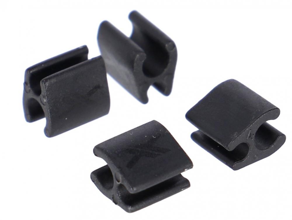 Vier schwarze XLC Kabelclips für Di2 BR-X121 Ø2,5mm Kabel und Ø4mm Aussenhülle, auf weißem Hintergrund.