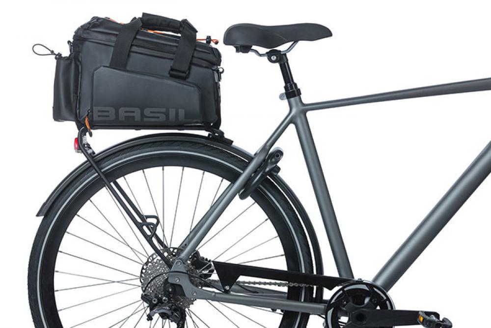 Basil Miles XL Pro Gepäckträgertasche schwarz orange wasserdicht 9-36L auf Fahrrad montiert.
