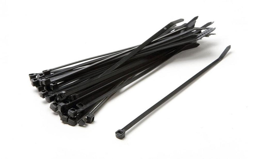 XLC Kabelbinder 2,5x200mm, 100er Pack, schwarz, gebündelt und einzeln auf weißem Hintergrund.