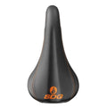 SDG Bel-Air RL Fahrradsattel schwarz-orange mit orangefarbenem SDG Logo und Ziernähten.