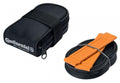 Continental Satteltasche Race 28 Zoll mit S60 Ersatzschlauch und zwei orangefarbenen Reifenhebern.