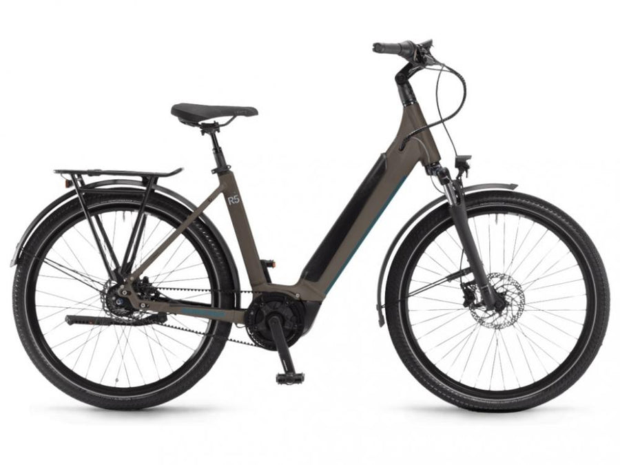 Dunkelgraues Winora Sinus R5f Wave Tiefeinsteiger E-Bike mit Gepäckträger.