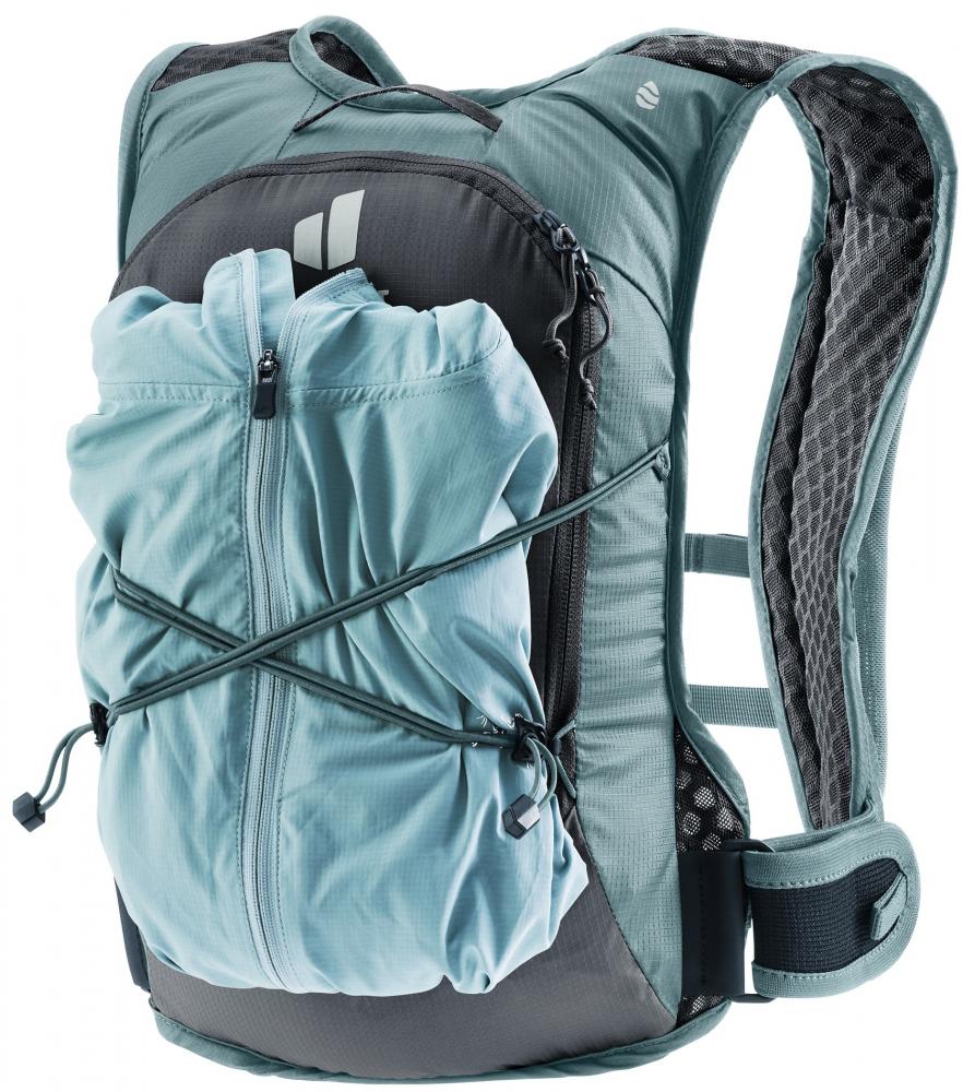 Deuter Rogla 5 leichter Fahrradrucksack graphite-shale mit blauer Jacke vorne befestigt.
