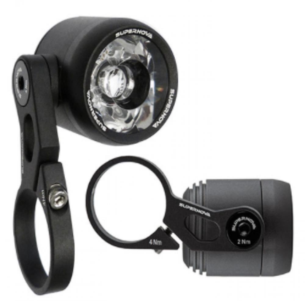 Zwei schwarze Supernova V521s E-Bike Scheinwerfer 25 StVZO mit Halterungen für breites, helles Licht.