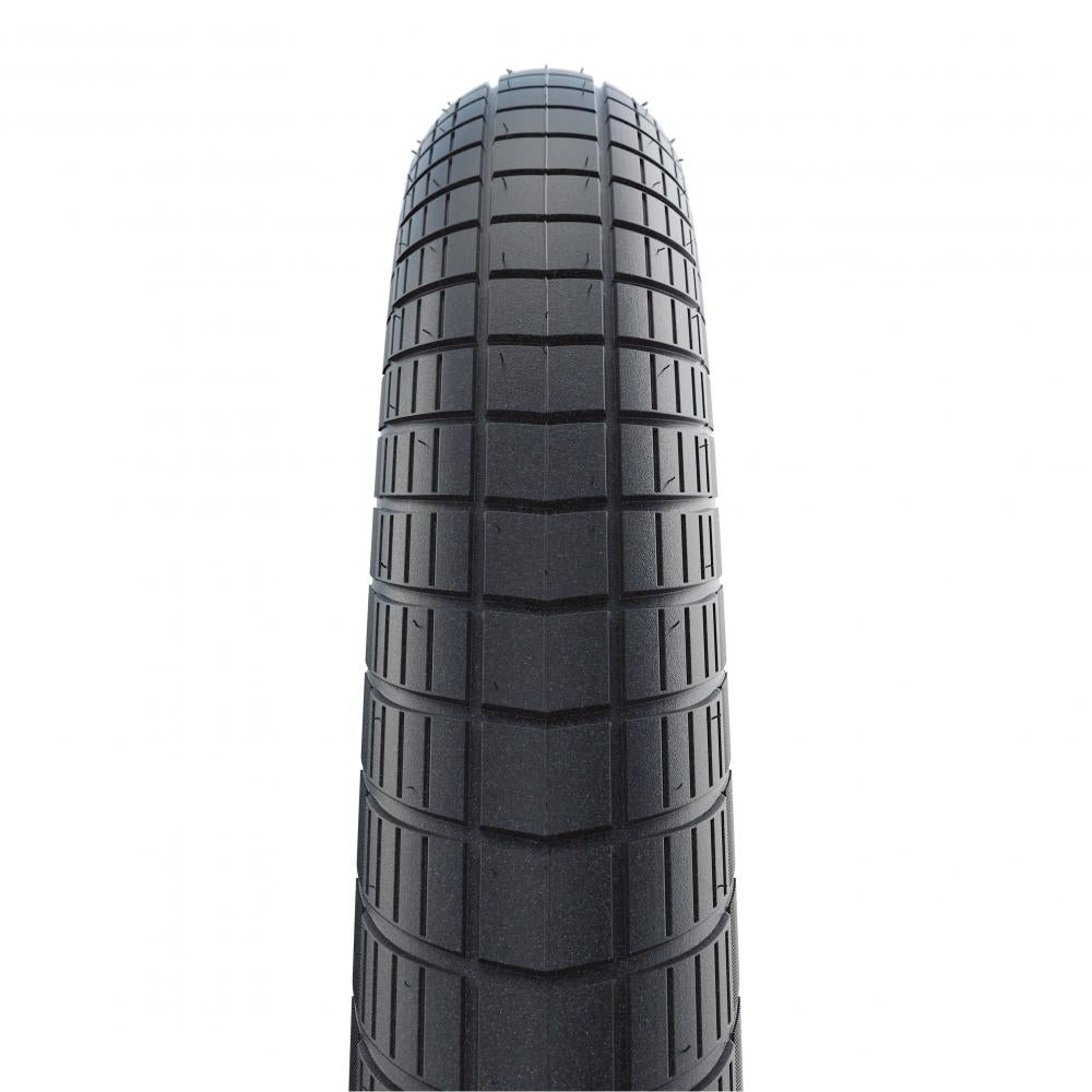 Nahaufnahme des Schwalbe Big Apple 26x2.35 Reifens mit markantem HS430 Profil und RaceGuard Pannenschutz.