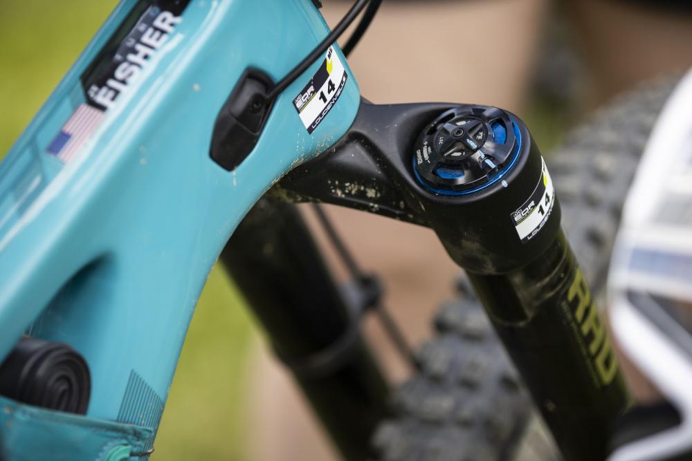 FOX INV Podium Factory Federgabel Grip X2 am türkisen Enduro-Mountainbike.