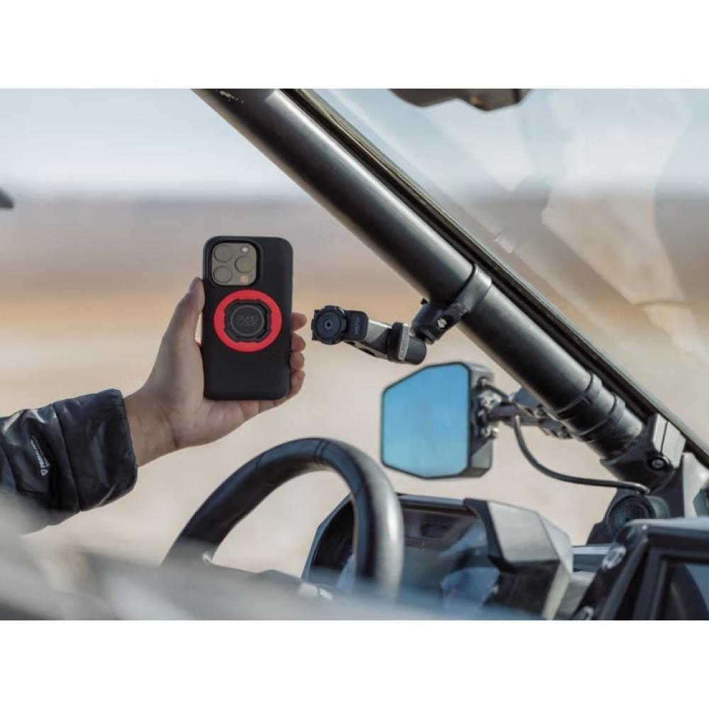 Hand befestigt Smartphone mit Quad Lock Hülle an schwarzem Quad Lock 360 Kopf mit kurzem Hebel in einem Fahrzeug.