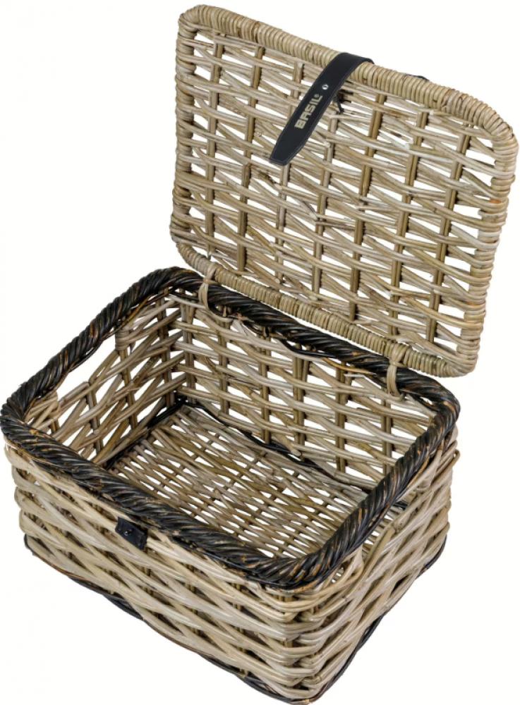 Basil Dijon S Vorderradkorb Rattan grau schwarz mit offenem Deckel, handgeflochten und robust.