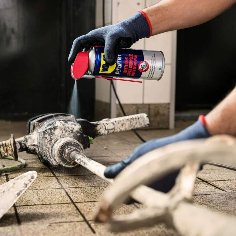 WD-40 Rostlöser 400 ml Spraydose wird auf ein Werkzeug gesprüht, löst Rost und schützt Metall zuverlässig.