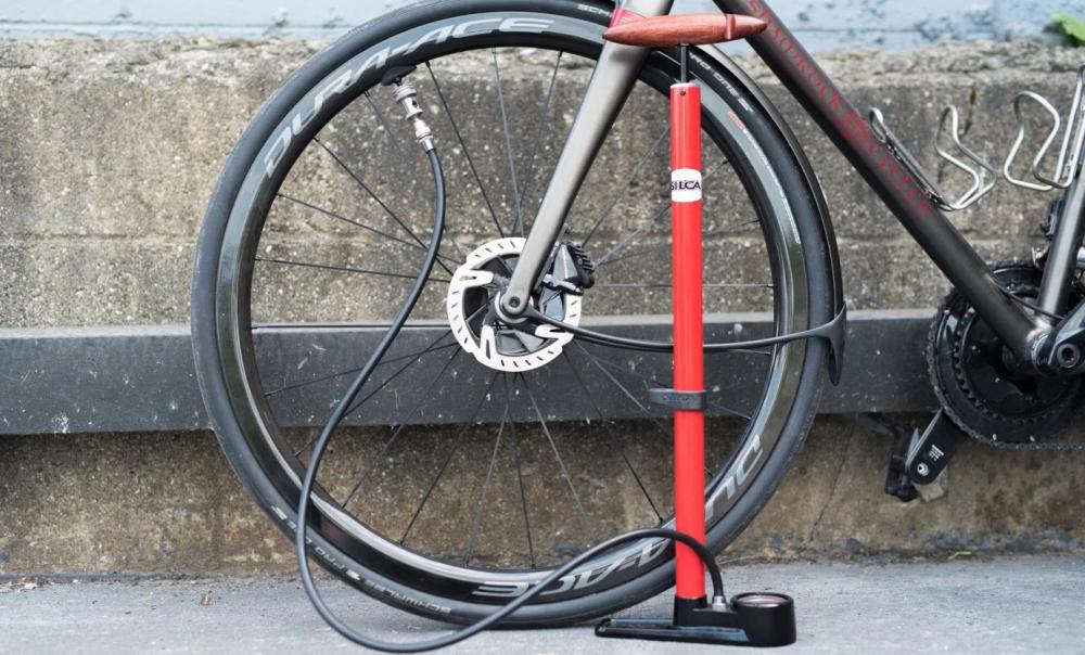 SILCA Pista Standpumpe Rot  Hochdruck-Standpumpe mit Stahlzylinder, Eschenholzgriff, Lederkolbendichtung, bis 15 bar, für Presta/Schrader-Ventile, inkl. Manometer