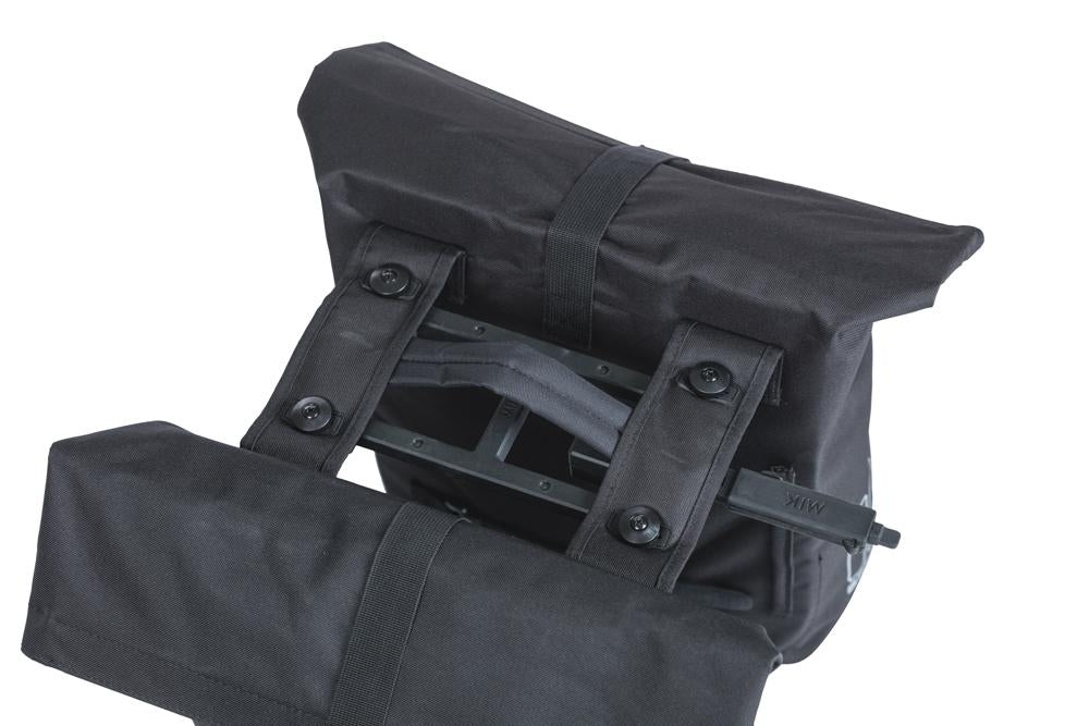 Detailansicht Basil City MIK 2.0 Doppeltasche, schwarz, mit Faltverschluss und MIK-Adapterplatte für Fahrrad-Gepäckträger.