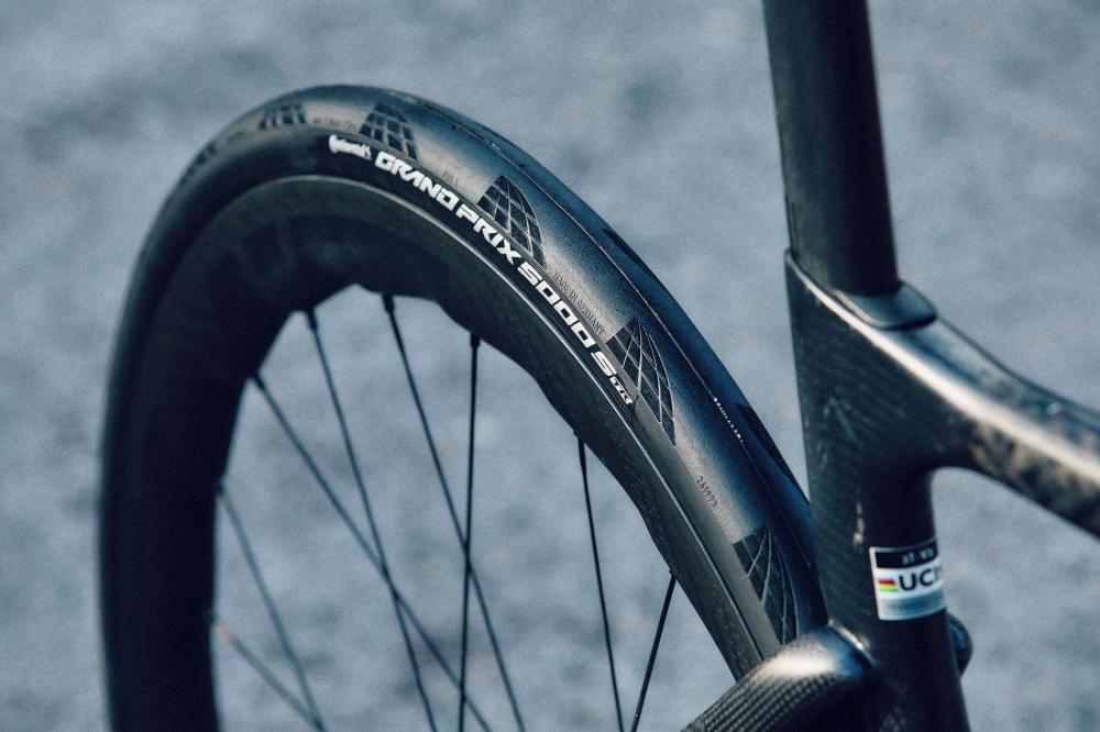 Nahaufnahme Continental Grand Prix 5000 S TR Tubeless-Ready Rennradreifen schwarz auf Carbon-Fahrrad.