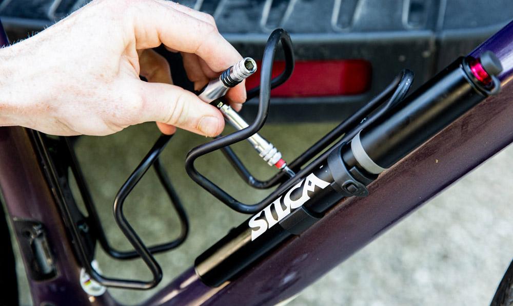 SILCA Gravelero Minipumpe  35 % mehr Volumen pro Hub, ausziehbarer Schlauch, kompatibel mit Presta- und Schrader-Ventilen, max. 5,5 bar, inkl. Halterung