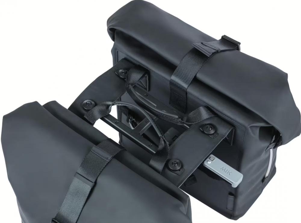 Schwarze BASIL SoHo Nordlicht MIK 2.0 Doppeltasche, 41L, wasserdicht mit Rollverschluss und MIK-System.