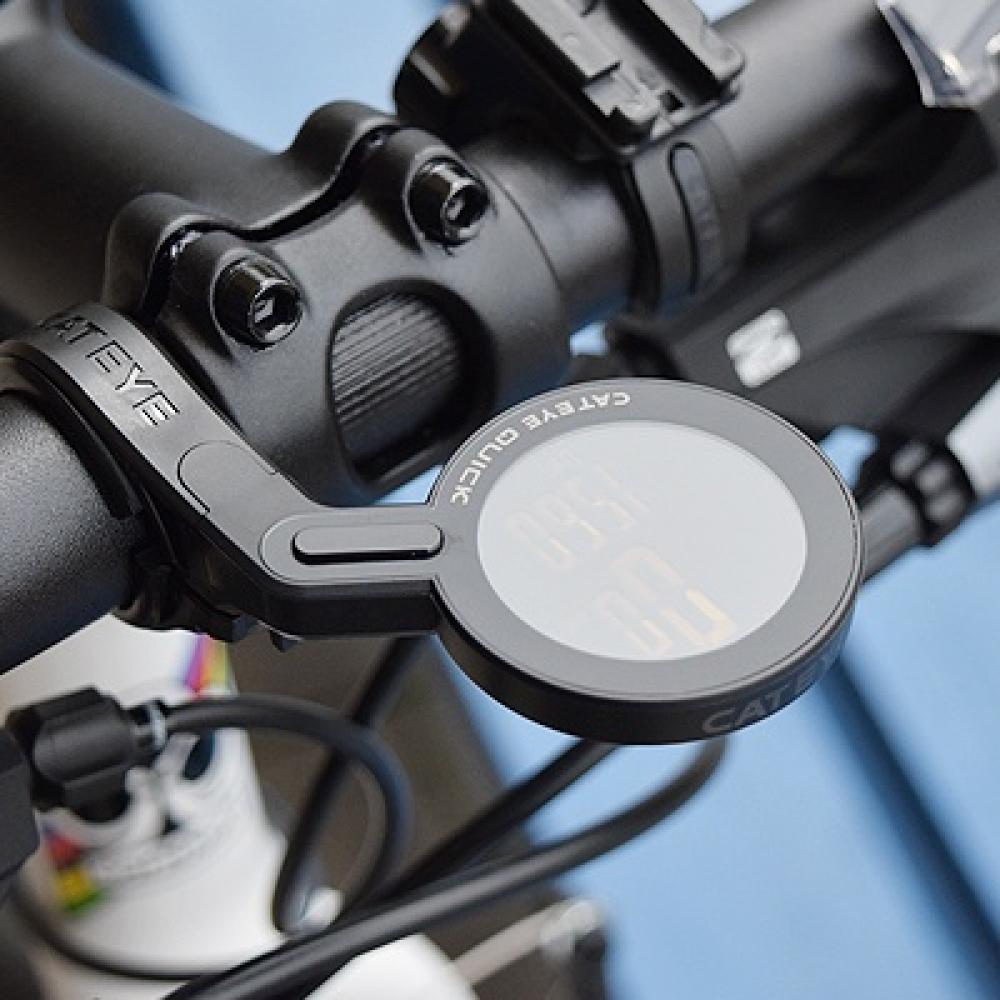 Kabelloser Cat Eye Quick Fahrradcomputer in Schwarz-Rot am Lenker montiert mit analoger Funkübertragung.