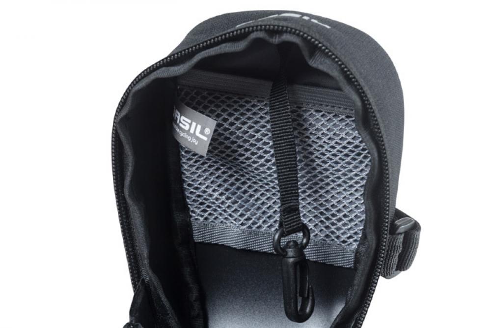Innenansicht der schwarzen Basil Mada Satteltasche (1l) mit Netzfach und Schlüsselhaken.