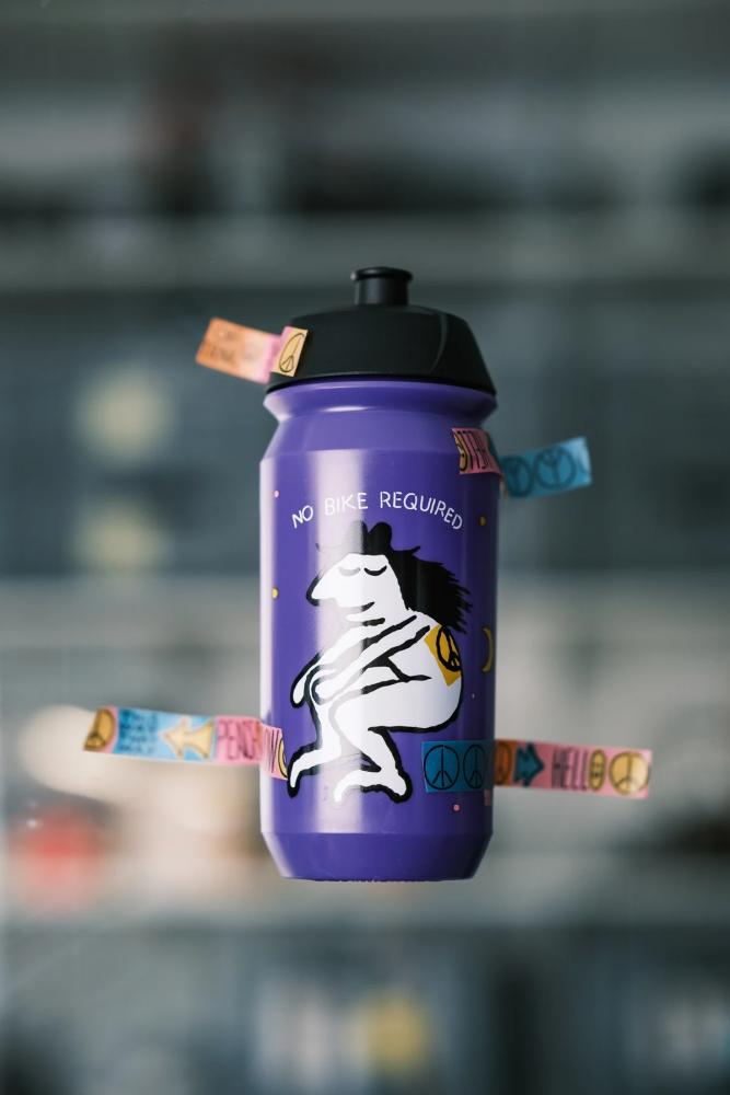Ass Savers Trinkflasche 500ml "Bits N' Peaces" Special Edition von Jody Barton  BPA-frei, ergonomisches Design, auslaufsicher, ideal für Radfahrer und Outdoor-Aktivitäten