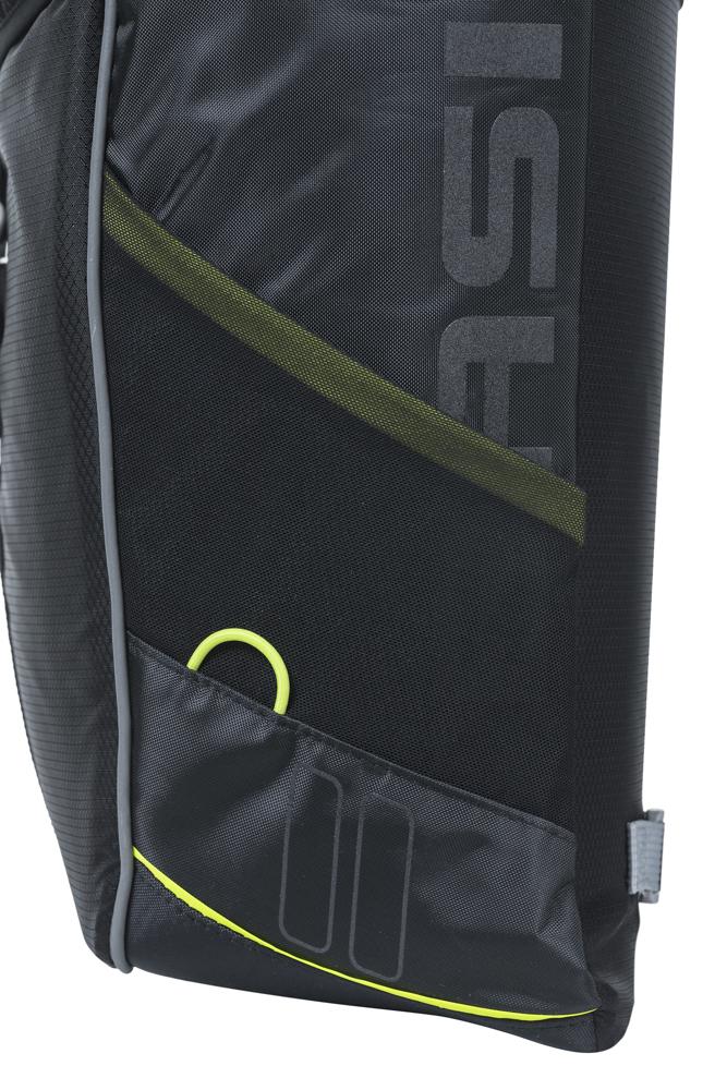 Basil Doppelpacktasche Miles schwarz-limettengrün, wasserdicht. Nahaufnahme mit Logo und gelber Schlaufe.