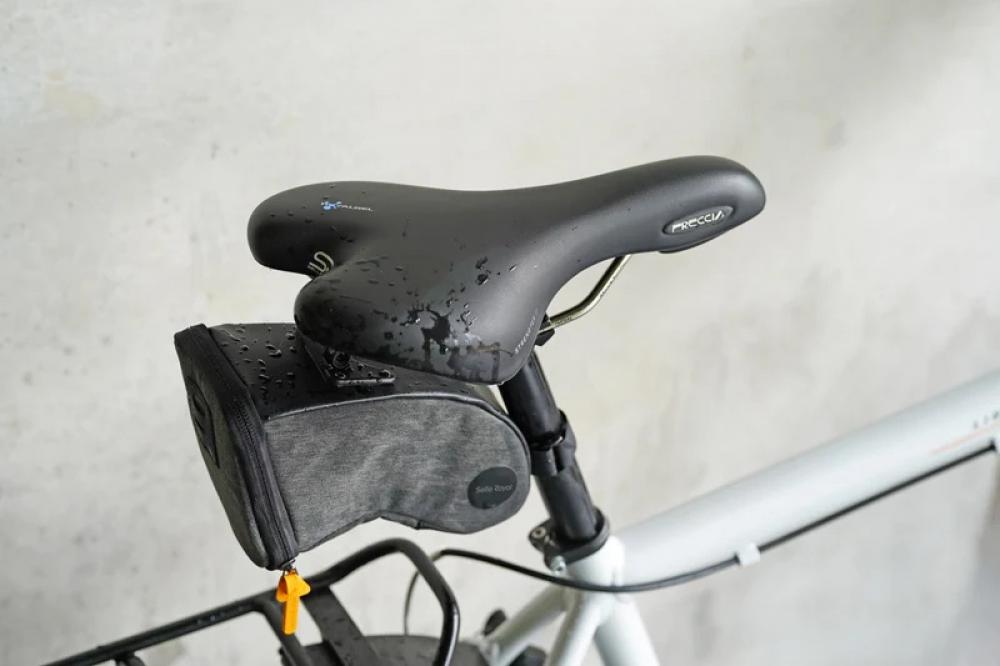 Fahrrad Satteltasche Selle Royal Medium schwarz 1,2L mit ICS-Clipsystem am Sattel befestigt.