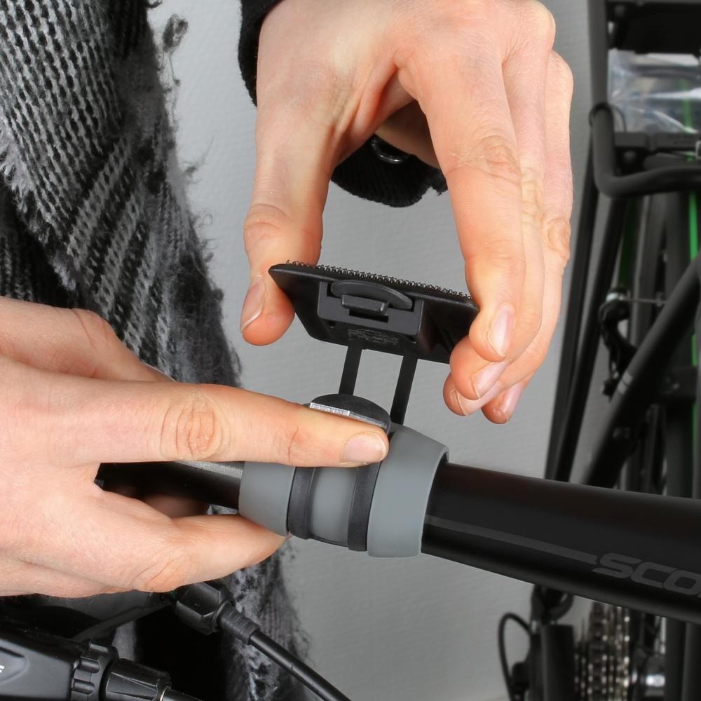 SKS Smartphonehalter Smartboy schwarz - Robuste Kunststoffhalterung mit praktischer Tasche, ideal für Fahrradlenker. Sichere Befestigung und einfacher Zugriff