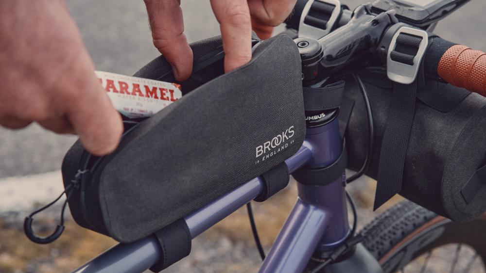 BROOKS Scape Top Tube Bag with Bolts Black - wasserdichte Oberrohrtasche 0,9 Liter mit Schraubmontage & Kabeldurchführung - ideal für Gravel & Bikepacking