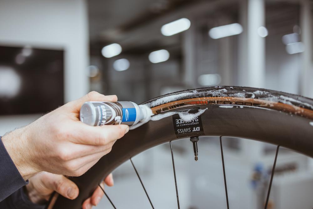 Schwalbe Easy Fit Montage-Flüssigkeit 50 ml - Spezielle Reifenmontage-Flüssigkeit in praktischer Schwammdose für einfache Anwendung, verflüchtigt sich nach ca. 10 Minuten vollständig