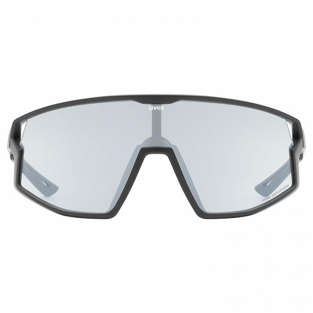 uvex skyryse V Sportbrille in Black Matt mit litemirror silver Scheibe bietet selbsttönende uvex variomatic®-Technologie, 100% UV-Schutz und uvex supravision® Anti-Beschlag-Beschichtung für klare Sicht bei allen Lichtverhältnissen