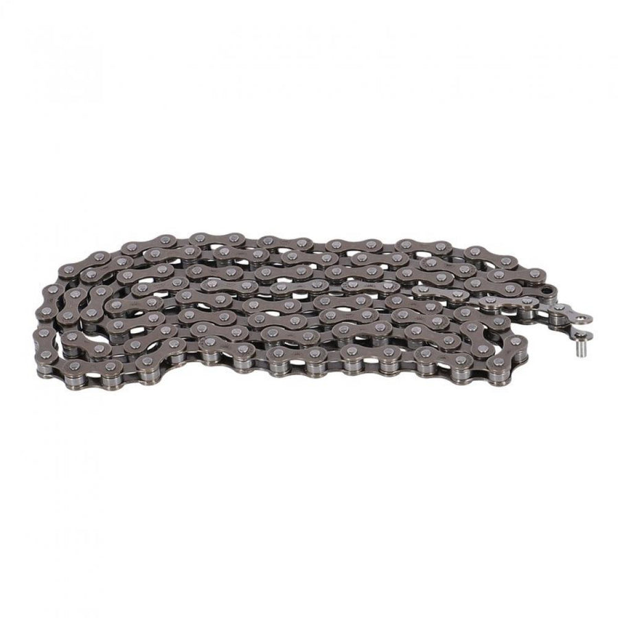 SunRace Kette Single Speed 1/2Z x 1/8Z, 112 Glieder, schwarz auf weißem Hintergrund.