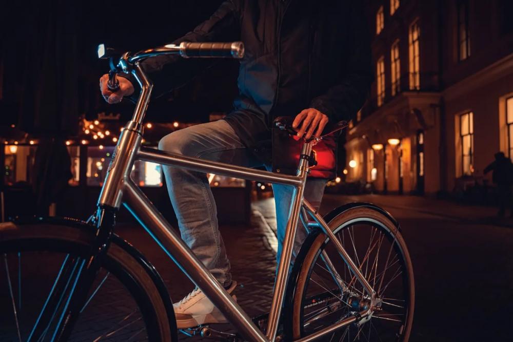 AXA Greenline 50 USB LED-Akku-Beleuchtungsset mit Bremslicht - Fahrradlampe vorne und hinten - Fahrradbeleuchtungsset