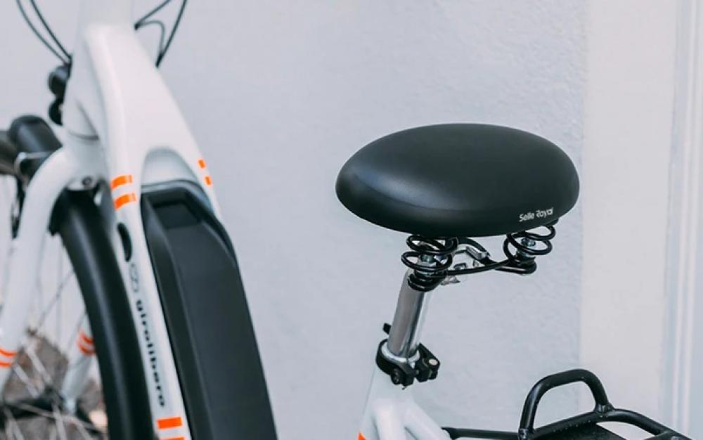 Selle Royal ROK Relaxed Damen Komfortsattel schwarz, ergonomisch, druckentlastend, auf weißem Fahrrad.