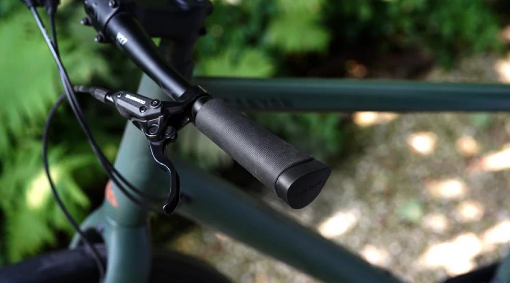 Selle Royal GRIP Nivo Grip Shift Standardgröße ergonomische City-Fahrradgriffe am Lenker eines grünen Bikes.