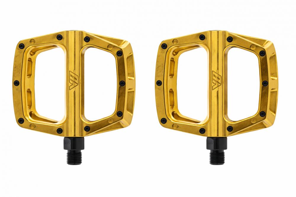 DMR V8 Plattform-Pedale in Fools Gold, goldfarbene Mountainbike-Pedale als Paar auf weißem Hintergrund.