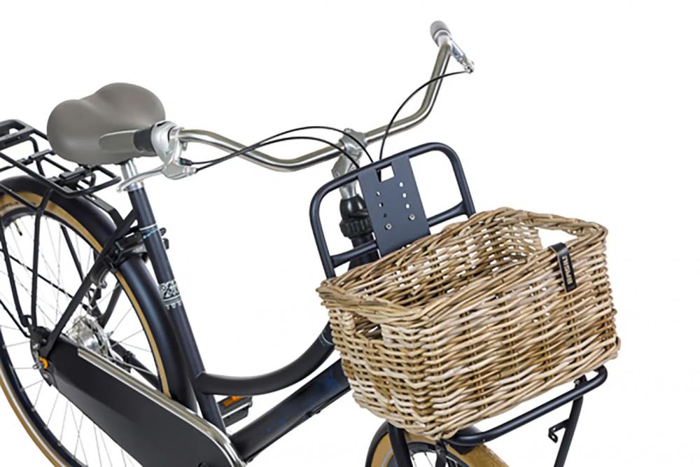Basil Dax S Rattan Fahrradkorb grau, vorne am Transportrad befestigt.