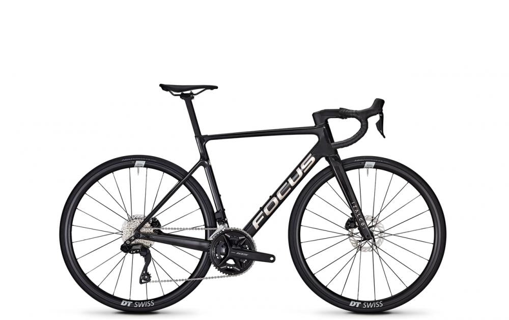 Schwarzes Focus IZALCO MAX 8.8 Carbon Aero Rennrad mit Shimano 105 Di2 und DT Swiss Laufrädern.