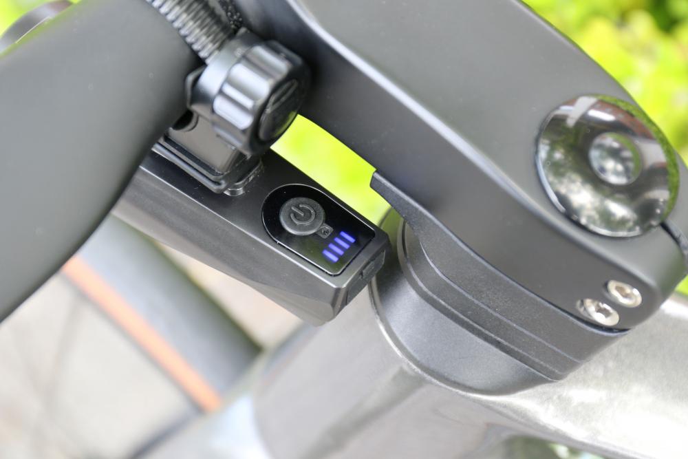 CATEYE GVOLT80.1 HL-EL561GRC Fahrrad Frontleuchte: Akkuanzeige mit blauen Balken und Power-Knopf am Lenker.