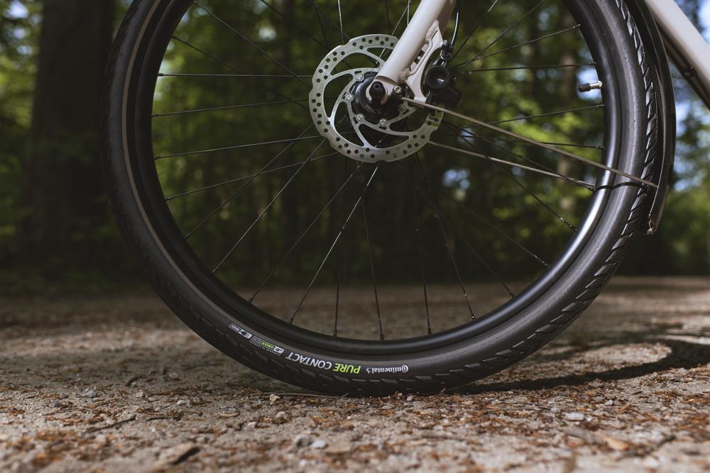 Continental Pure CONTACT 27,5" Urban-Faltreifen mit Pannenschutz auf Fahrrad im Wald, E-50 Zulassung.