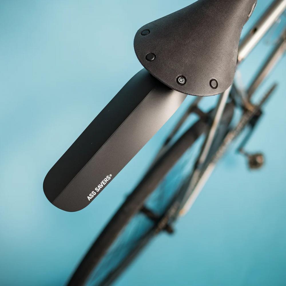 Ass Savers ASR-1 Regular Spritzschutz Hinterrad schwarz, montiert unter dem Sattel für Rennrad, Gravel und MTB.