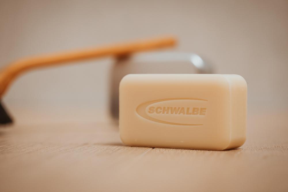 Schwalbe NATURAL BIKE SOAP - kompakte Seife im Set für schonende Fahrradreinigung