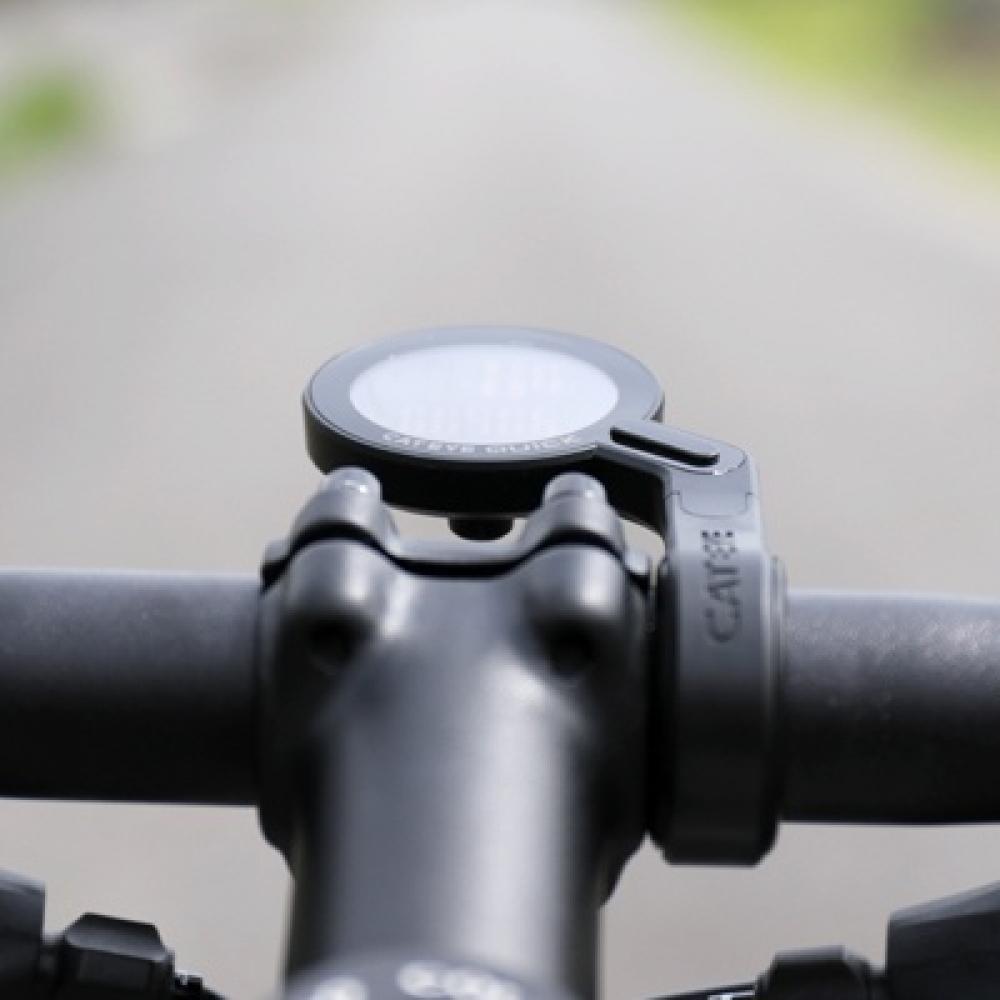Schwarzer kabelloser Cat Eye Quick Fahrradcomputer am Lenker montiert, minimalistisches Design mit 8 Funktionen.
