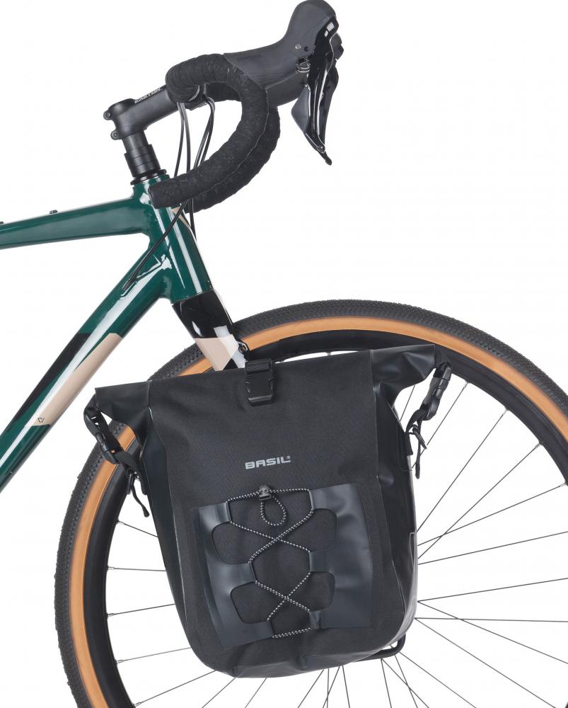Basil Einzelpacktasche Navigator Waterproof M schwarz am Vorderrad eines grünen Fahrrads.