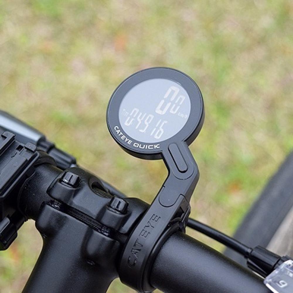 Cat Eye Quick kabelloser Fahrradcomputer in Schwarz-Rot am Lenker montiert mit digitaler Anzeige und 8 Funktionen.