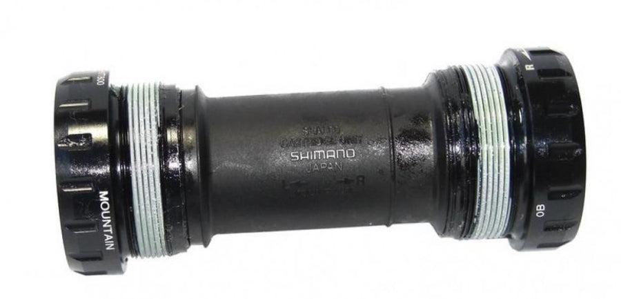 Schwarzes SHIMANO MT800 BSA Hollowtech II Innenlager für Mountainbike-Antriebe, langlebig und präzise.
