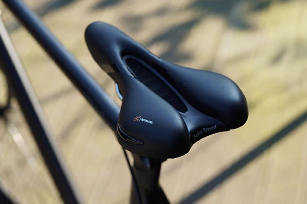 Schwarzer Selle Royal Respiro Athletic Unisex Fahrradsattel, ideal für kühlen Komfort bei sportlichen Fahrten.