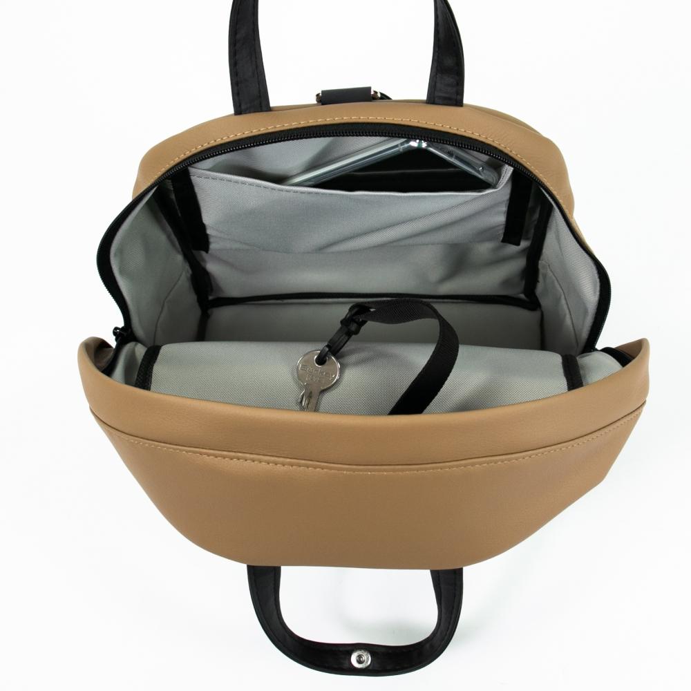 Haberland Rucksack-Lenkertasche Bella beige, offen, zeigt Innenfächer mit Handy und Schlüssel.