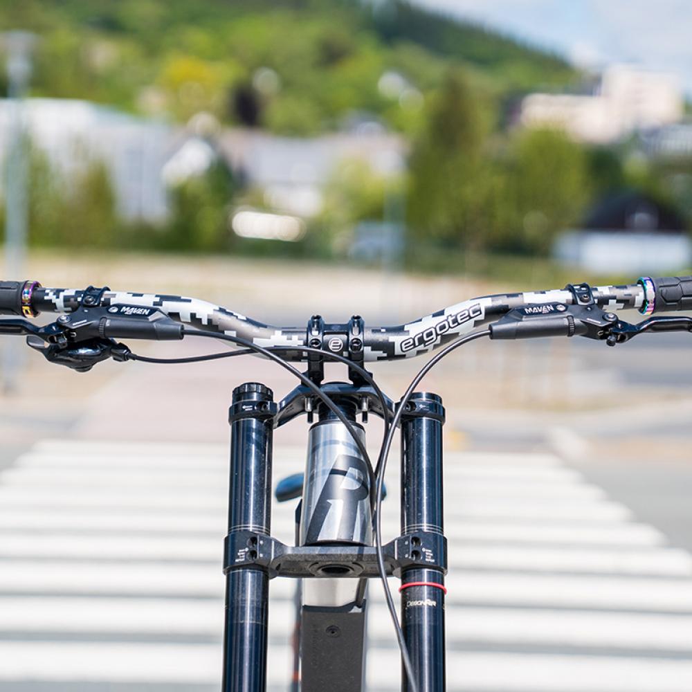 Ergotec Riser Bar 50 Pixel Edition MTB-Lenker 800mm mit digitalem Camo-Muster an Mountainbike.