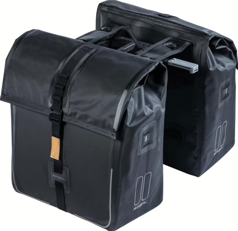 Zwei schwarze Basil Urban Dry MIK 2.0 wasserdichte 50L Fahrrad-Doppeltaschen mit MIK-Adapterplatte.